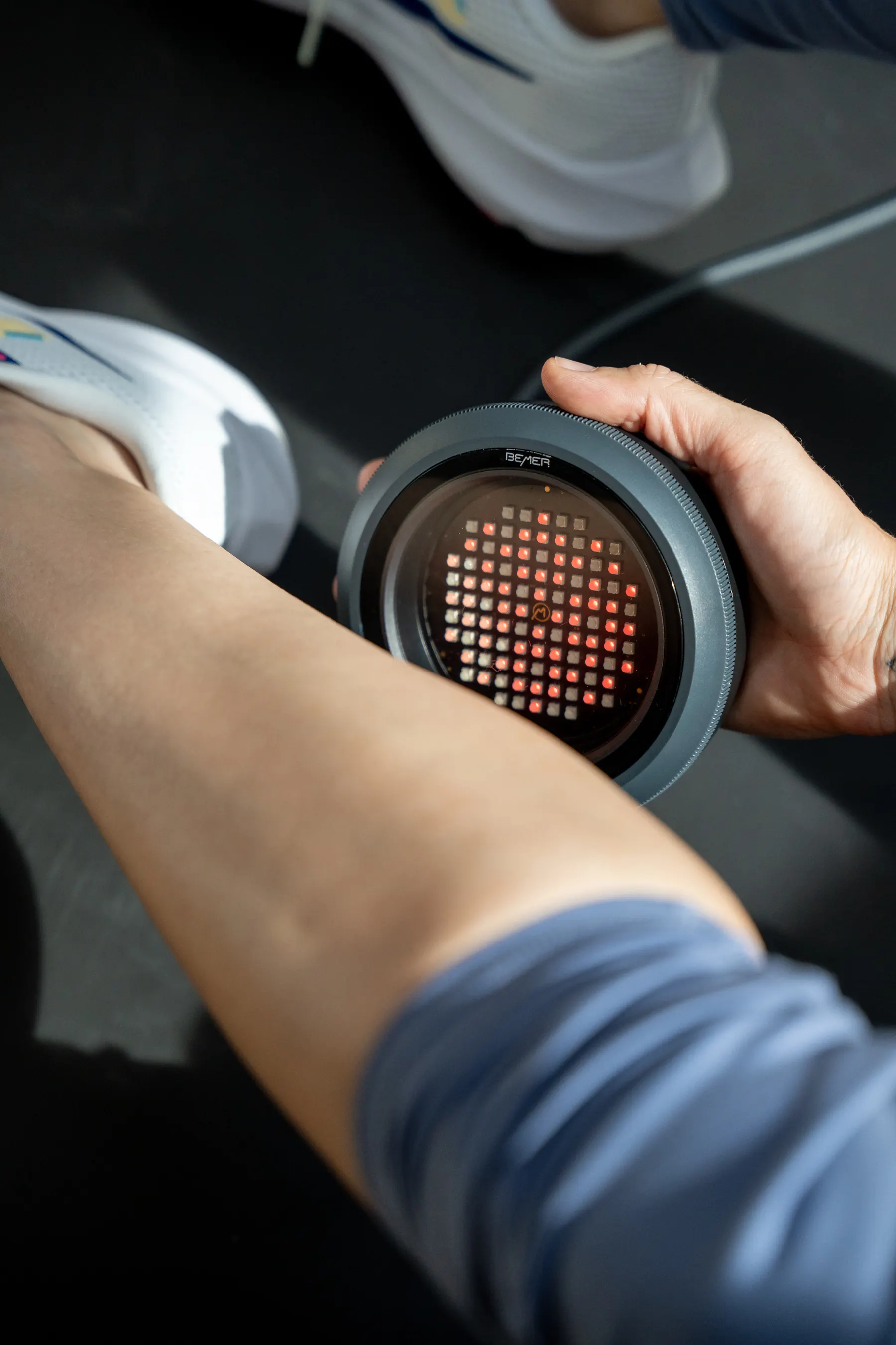 Nahaufnahme einer Hand mit BEMER Applikator am Arm, Symbolbild Durchblutung
