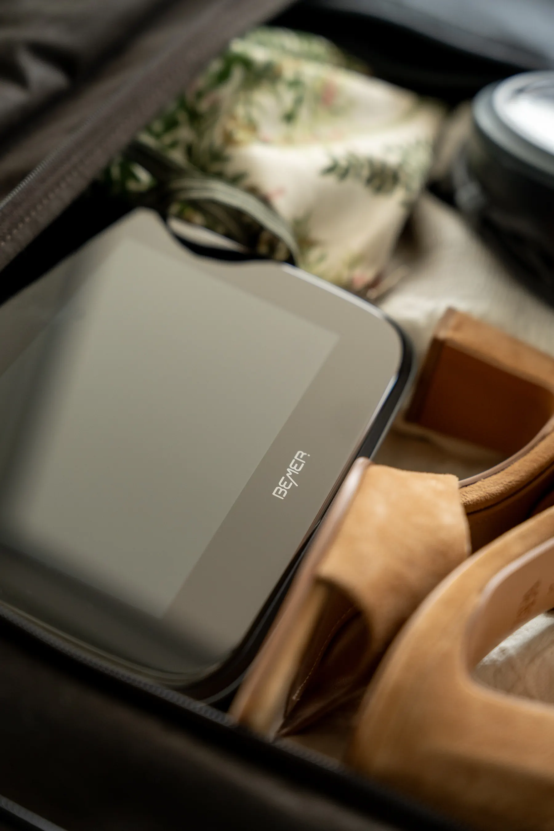 Gepackter Reisekoffer mit BEMER B.Box und Zubehör für unterwegs